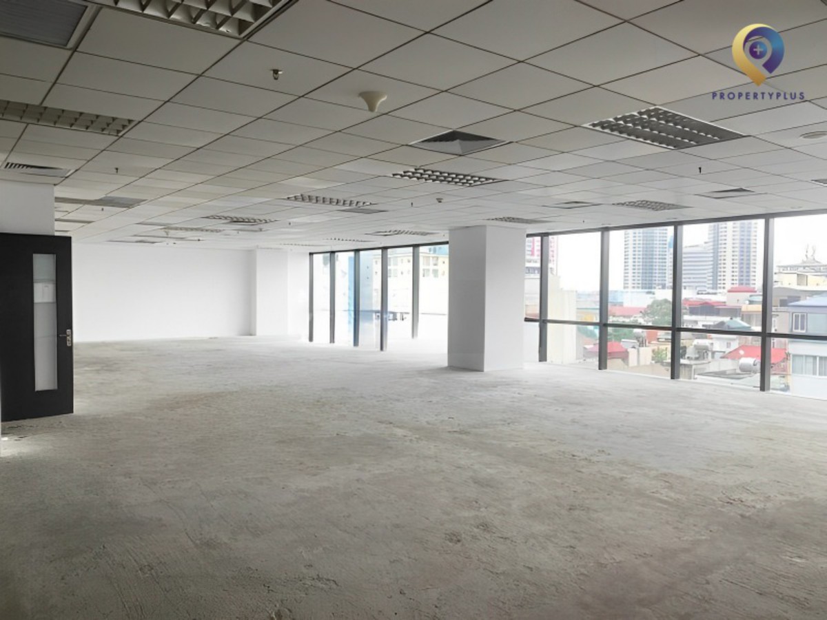 Không gian văn phòng trống tại CMC Tower với cửa kính lớn đón ánh sáng tự nhiên